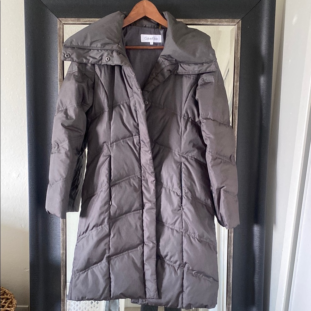 Calvin Klein Gray Puffer Jacket with High Collar and Quilted Design